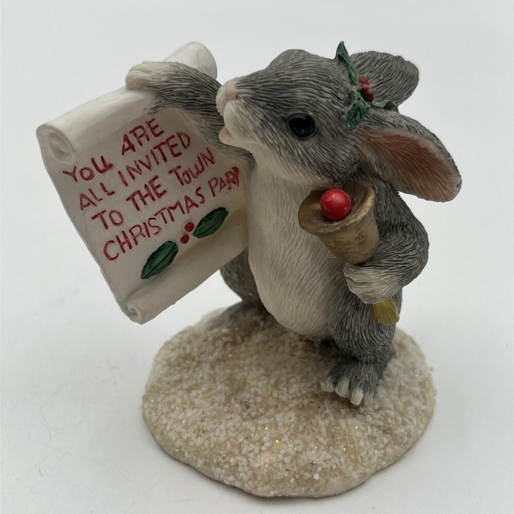 CHARMING TAILS 87696 TOWN CRIER FIGURE Christmas Bunny Decor